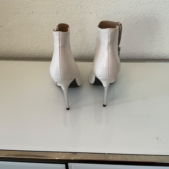 NWOB Steve Madden DANYA white leather bootie  boots♥️😍😍😍 size 8 - Picture 4 of 15